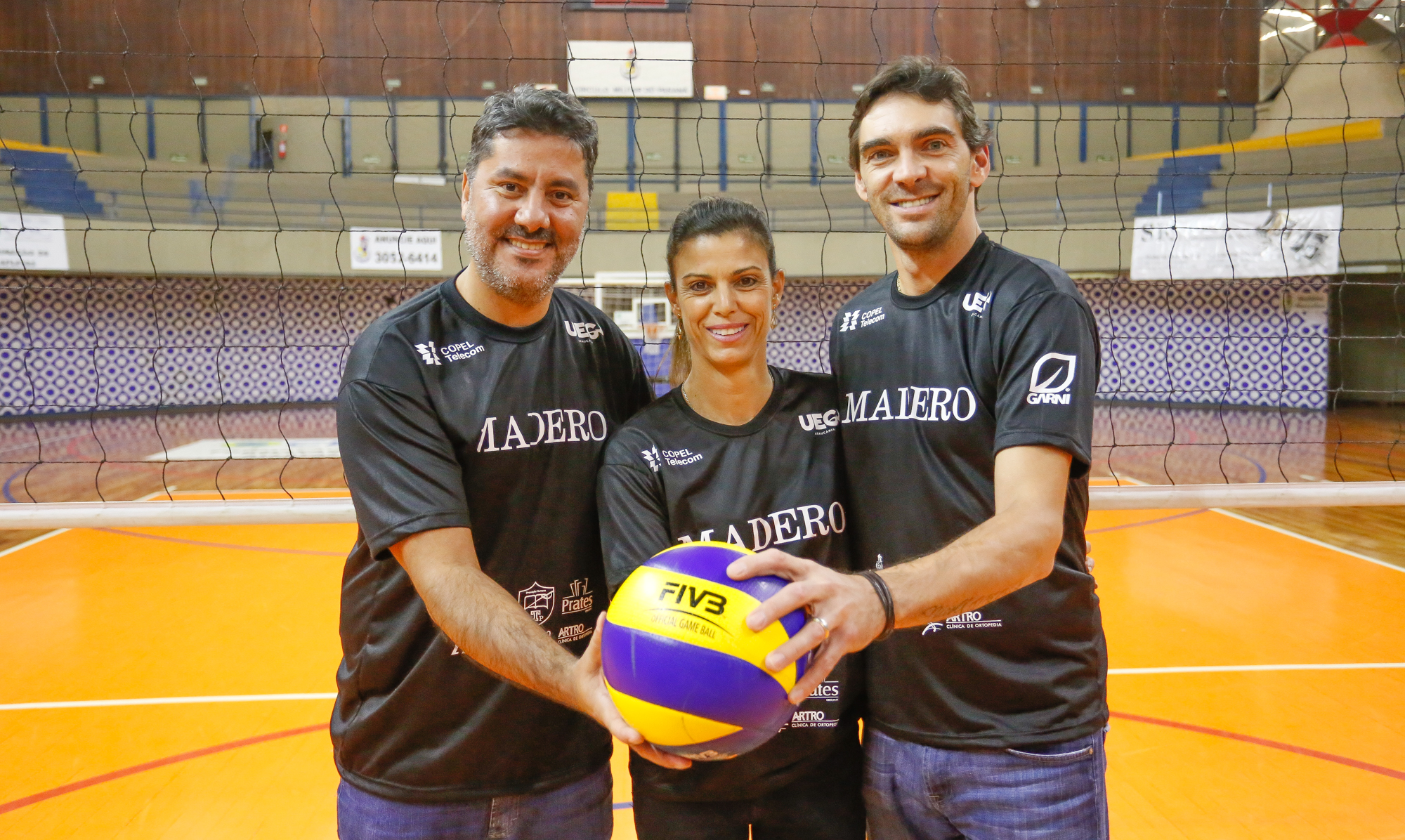 O técnico Clésio Prado e os padrinhos do Madero CWB Gisele Miró e Giba | Divulgação / Madero CWB