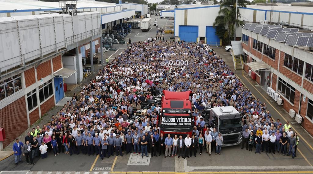 Conheça os salários pagos aos profissionais da Volvo no Brasil. A montadora emprega mais de 3 mil funcionários somente na fábrica de Curitiba. | Divulgação/Volvo