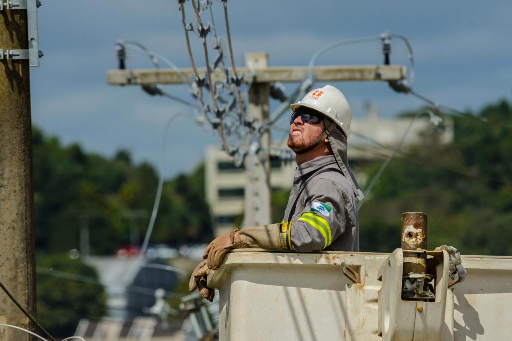 Veja os salários pagos aos funcionários da Copel em dez cargos diferentes. A empresa pública de economia mista foi uma das mais lucrativas do Paraná em 2016 | Antonio Costa/Agência Estadual de Notícias