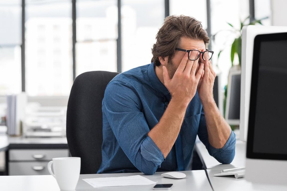 Uma das consequências do estresse extremo é a síndrome de burnout, que surge quando a tensão emocional e o estresse crônico no ambiente de trabalho culminam no esgotamento do trabalhador. | Bigstock