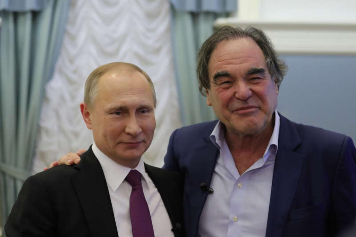 Cena do documentário “The Putin Interviews”, no qual o diretor Oliver Stone entrevista o presidente russo Vladimir Putin | Showtime/Divulgação
