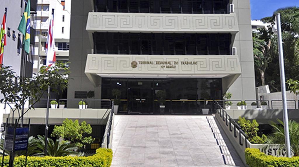 O Tribunal Regional do Trabalho da 12ª Região fechou nesta semana o contrato com a Fundação Getúlio Vargas para realização de concurso ainda em 2017. | Divulgação/ TRT12