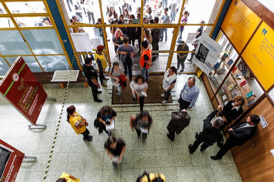 Metade dos universitários desiste antes de se formar; custo é bilionário Estudantes em dia de vestibular para a UFPR: boa parte dos aprovados não concluirá curso | Jonathan CamposGazeta do Povo