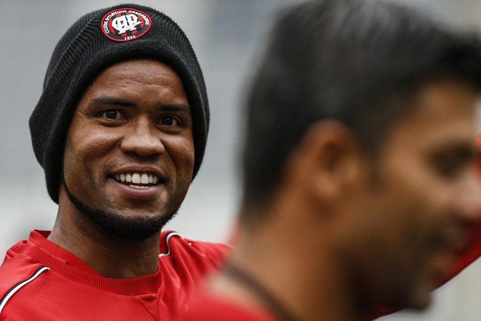 Carlos Alberto volta a ficar à disposição, mas vai começar no banco de reservas. | Jonathan Campos/Gazeta do Povo