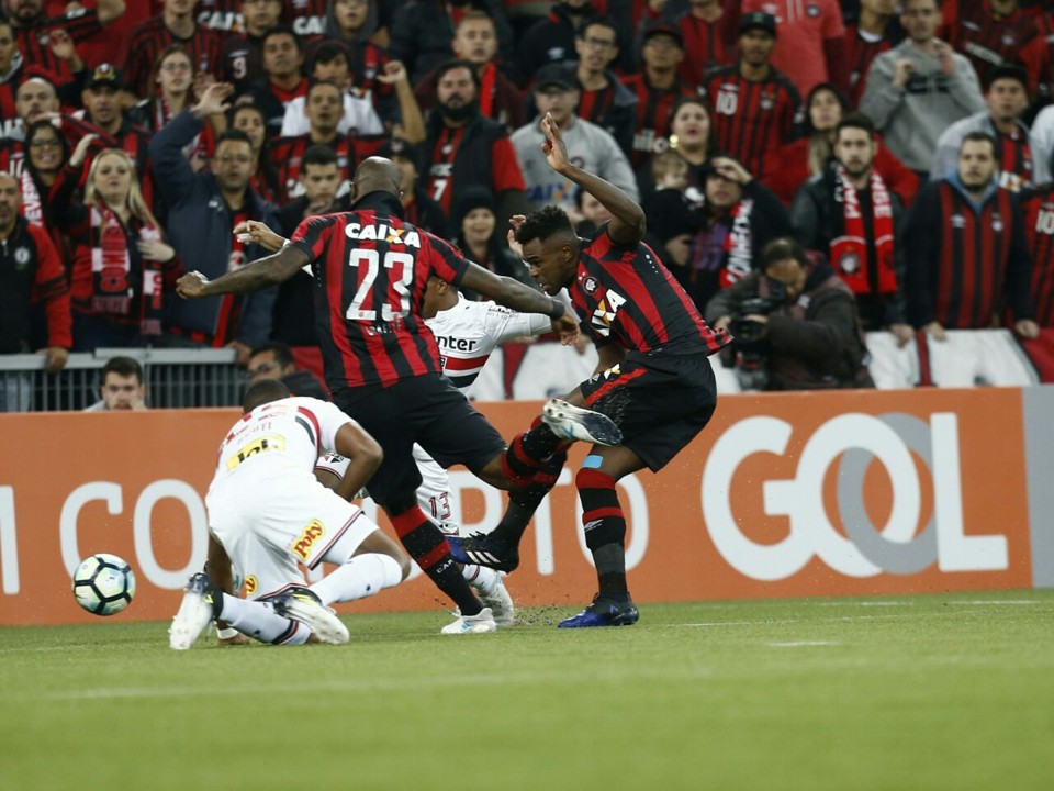 Bola sobra na área e Wanderson manda para a rede do São Paulo. | Marcelo Andrade/Gazeta do Povo