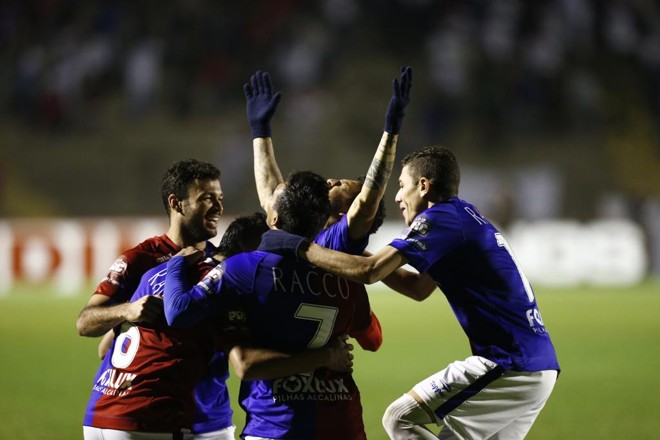 Felipe Alves comemora gol único da partida. Ele subiu bem para cabecear no canto e abrir o placar na Vila | Marcelo Andrade/Gazeta do Povo