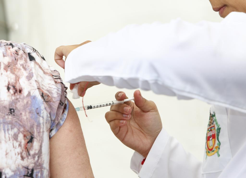 Até a última sexta-feira (10), 328.673 doses já haviam sido aplicadas em Curitiba pela Campanha Nacional de Vacinação. | Aniele Nascimento/Gazeta do Povo