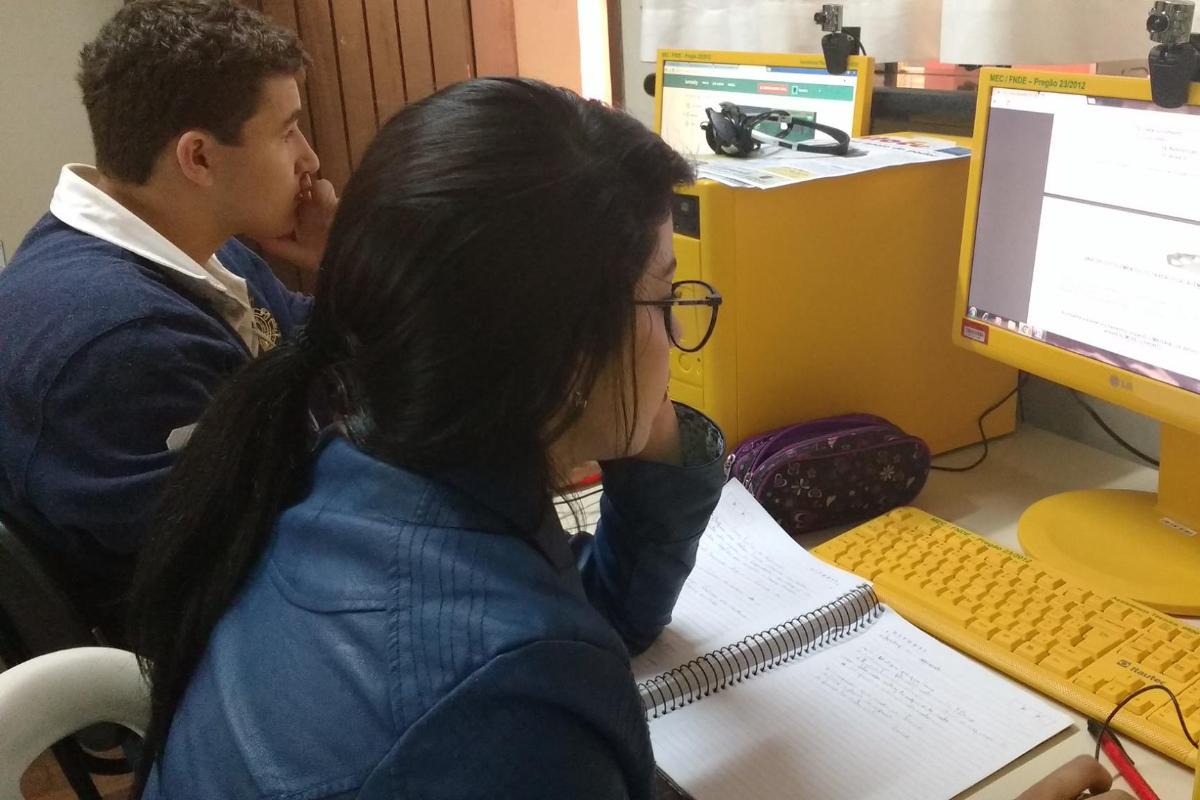 Estudantes em atividades do Ler e Pensar na sala de recursos multifuncionais | Divulgação