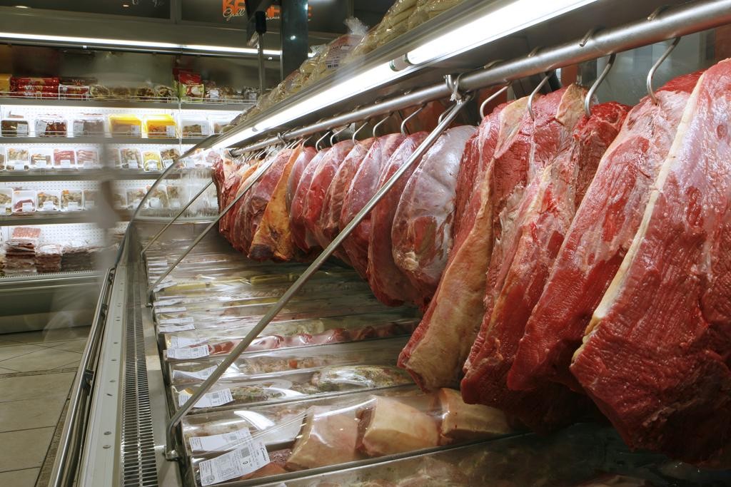 Desde março, o Serviço de Segurança Alimentar e Inspeção (FSIS), do Departamento de Agricultura dos Estados Unidos (USDA), inspecionou 100% da carne in natura vinda do Brasil.