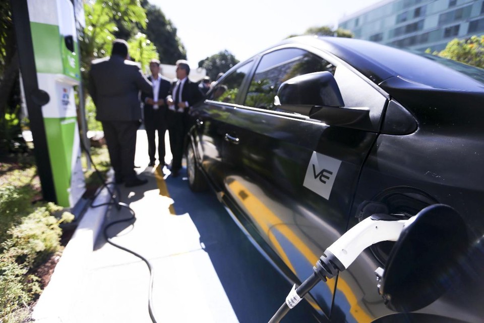 Carro elétrico cedido pela Itaipu será o veículo oficial do ministro de Minas e Energia Veículo elétrico será usado pelo ministro Fernando Coelho | Marcelo CamargoAgência Brasil