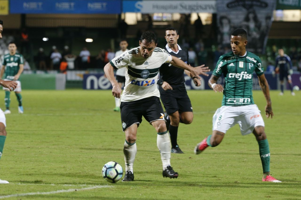 Kléber em ação no Coritiba x Palmeiras. Jogador foi fundamental no intervalo. | Pedro Serapio/Gazeta do Povo