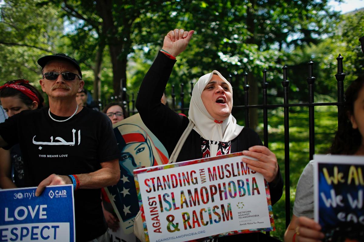 Mulher islâmica protesta em Nova York contra ato organizado contra a sharia | KENA BETANCUR/AFP