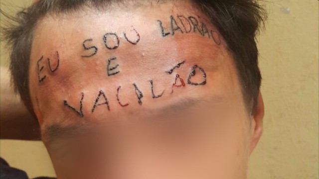 Um tatuador e seu vizinho torturaram e tatuaram na testa de um rapaz a frase “eu sou ladrão e vacilão” | Reprodução