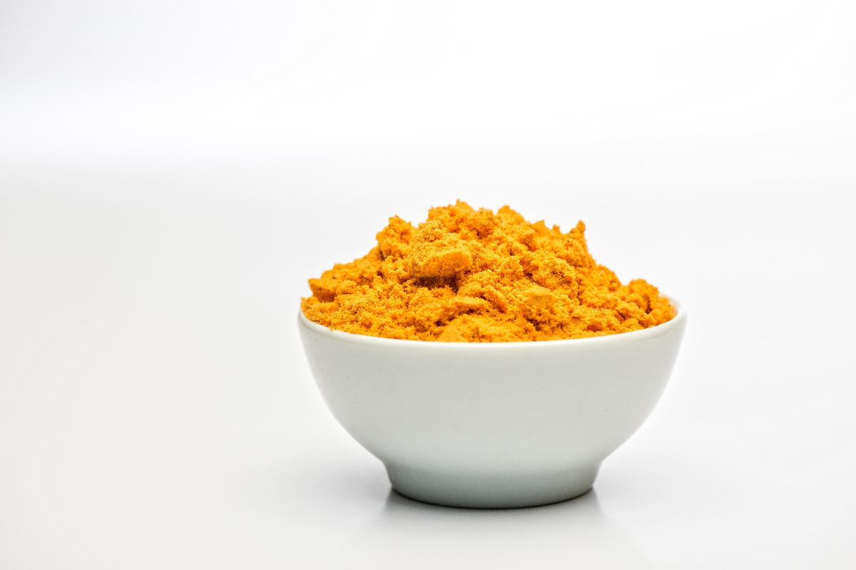 Curcumina, extraída da raiz da cúrcuma ou açafrão-da-terra (Curcuma longa), é até agora uma das grandes promessas não-cumpridas da pesquisa de medicamentos baseados em produtos naturais | Letícia Akemi/Gazeta do Povo