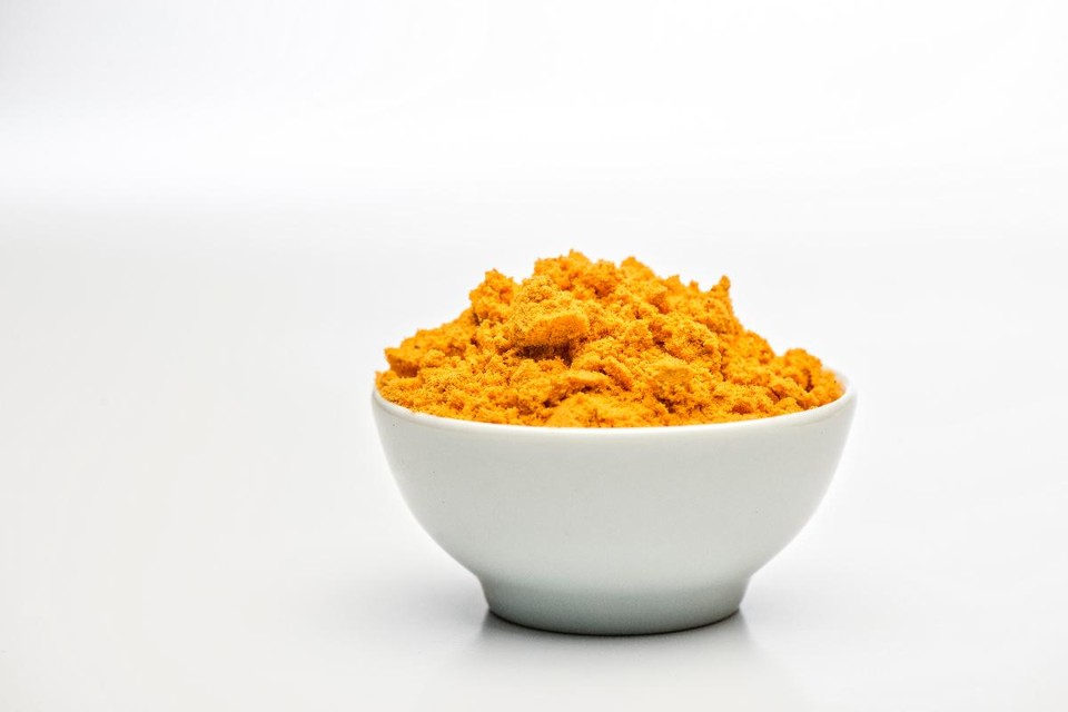 A curcumina curou 100% dos melanomas em um estudo. Dá para confiar? Curcumina, extraída da raiz da cúrcuma ou açafrão-da-terra (Curcuma longa), é até agora uma das grandes promessas não-cumpridas da pesquisa de medicamentos baseados em produtos naturais | Letícia Akemi/Gazeta do Povo