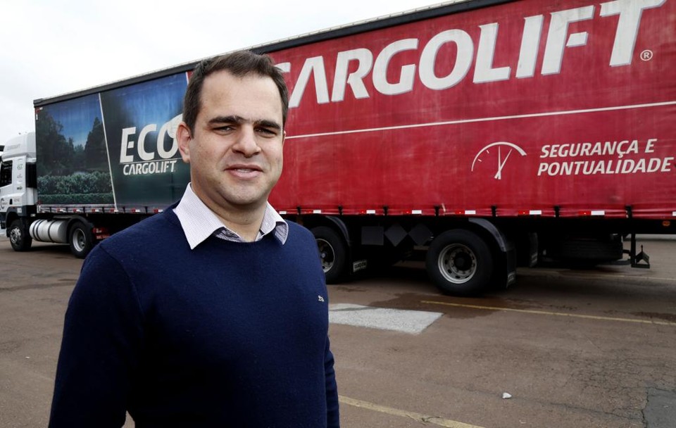 O tecnólogo em logística José Vinícius de Oliveira foi recontratado pela Cargolift depois de deixar a empresa. A companhia possui uma política consolidada de contratação de ex-funcionários. | Pedro Serapio/