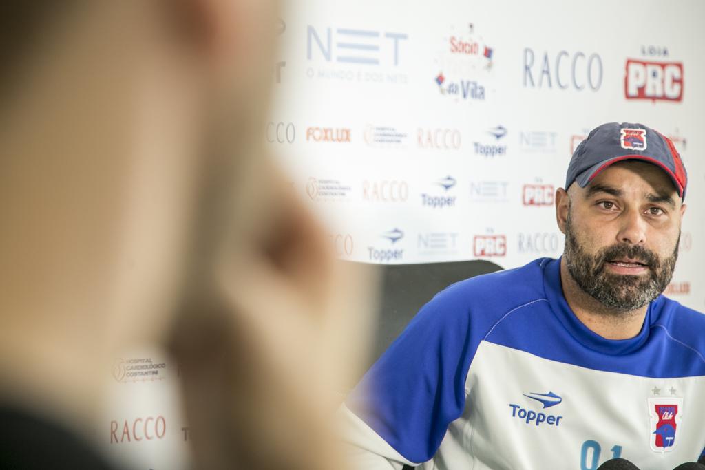 Técnico Cristian de Souza, do Paraná: muita conversa para não sofrer gol quase no fim novamente. | Marcelo Andrade/Gazeta do Povo