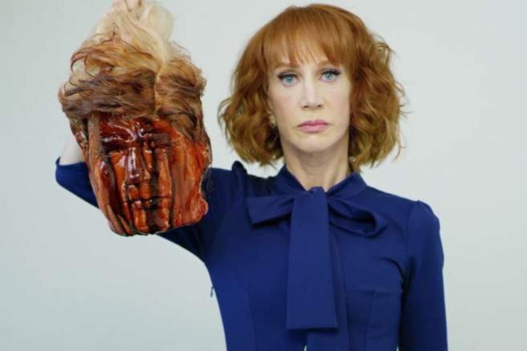 A atriz e comediante Kathy Griffin segura uma máscara que lembra a cabeça decapitada do presidente Donald Trump. 