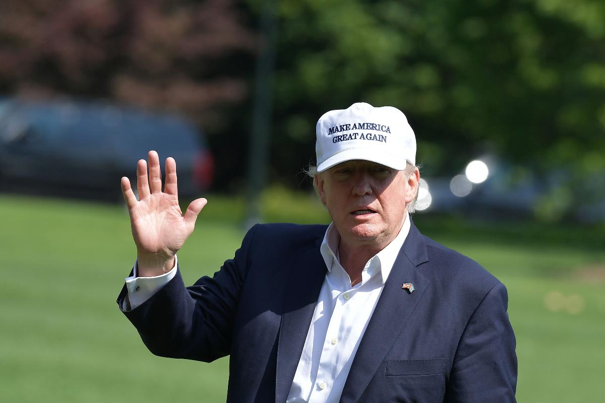 O presidente Donald Trump nos jardins da Casa Branca, após retornar da residência oficial em Camp David | MANDEL NGAN/AFP