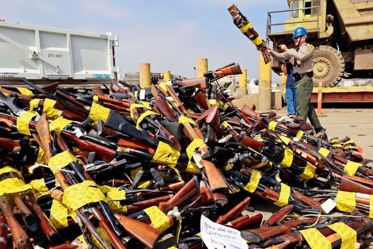 Pilha de armas antes de serem derretidas em uma usina siderúrgica, na Califórnia | Nick UtAP