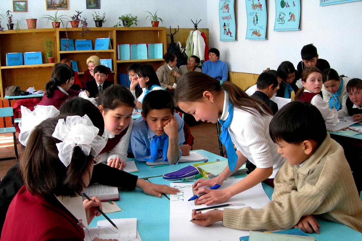 Currículos com ênfase em conceitos matemáticos básicos, desenvolvimento de linguagem e introdução a leitura impulsionam habilidades. | PIXNIO.