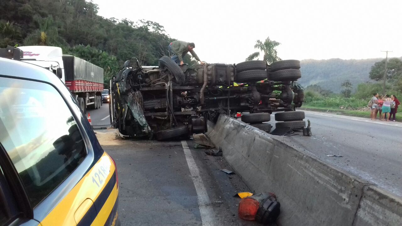Acidente afeta o trânsito nos dois sentidos da rodovia | Divulgação/PRF/Jefferson Barbosa