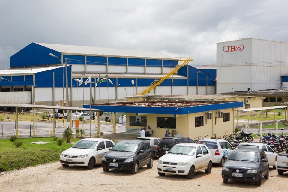 Com aval do governo, JBS “liquida” frigoríficos por R$ 1 bilhão O negócio foi fechado em junho por US$$ 300 milhões (cerca de R$ 960 milhões ), mas acabou sendo barrado pela Justiça Federal, em meio às investigações envolvendo a JBS. | RODRIGO FONSECA/AFP