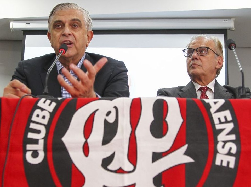 Petraglia e Sallim divulgam carta que ataca o Coritiba. | Daniel Castellano/Gazeta do Povo