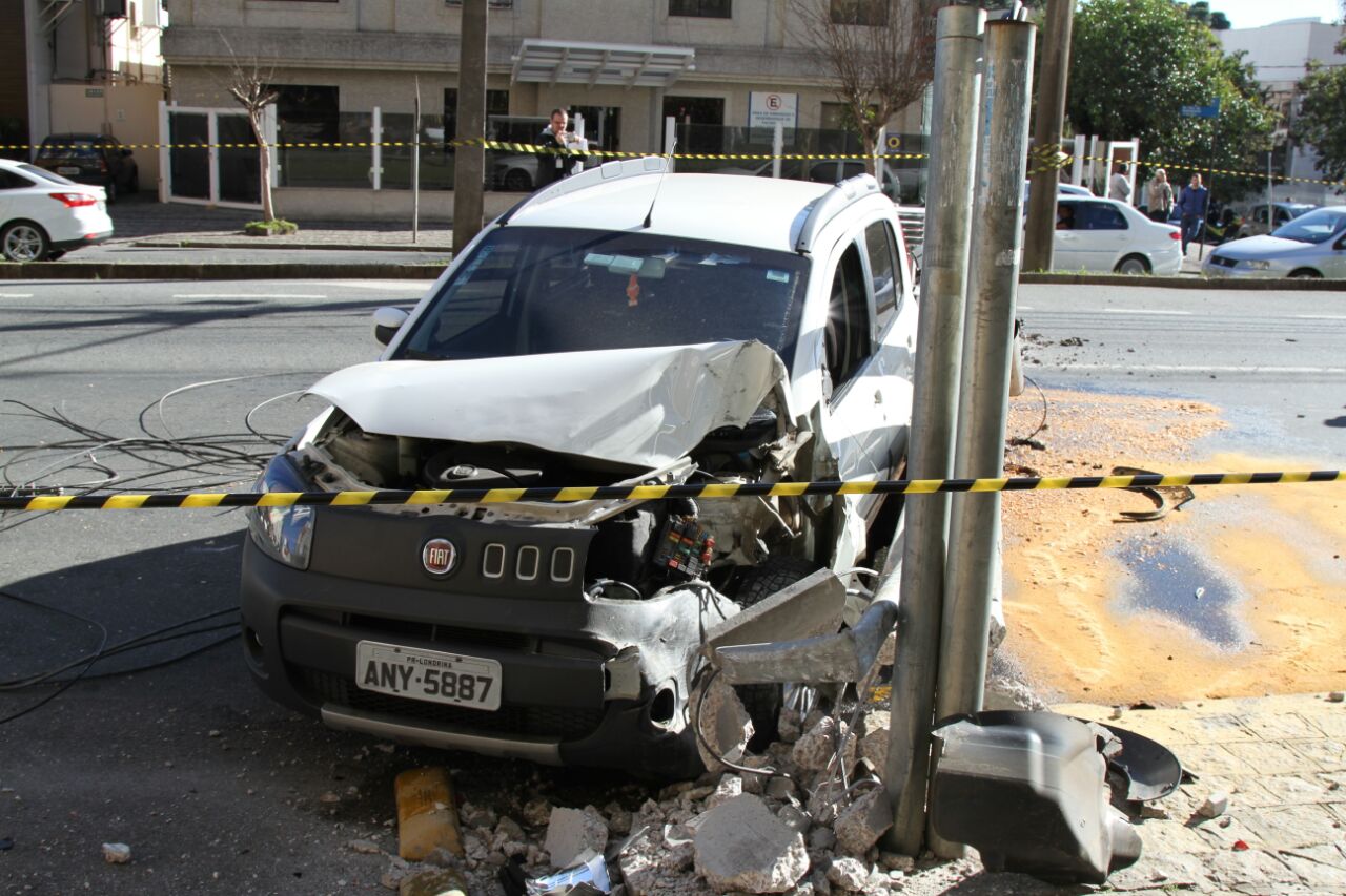 Carro bateu contra poste no Batel | Gerson Klaina/Tribuna do Paraná