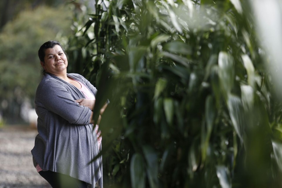 Elizabeth Lira Bento comanda a horta da Escola Estadual República Oriental do Uruguai: frutas e verduras ficam à disposição dos alunos | Jonathan Campos/Gazeta do Povo