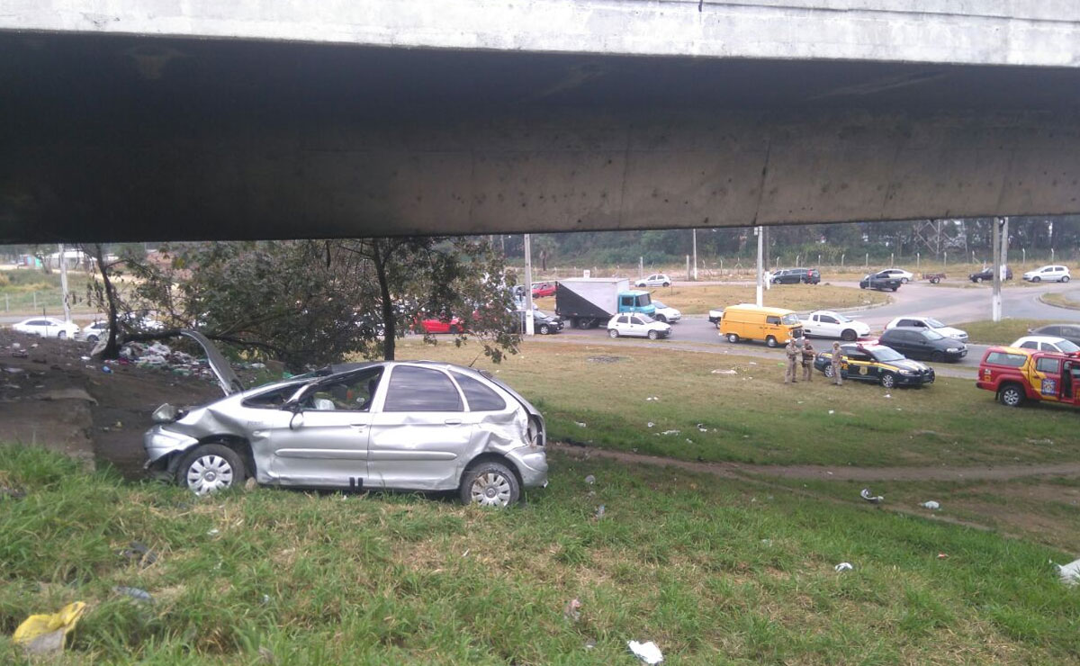 Carro ficou bem estragado, mas a motorista teve apenas ferimentos leves. | PRF/