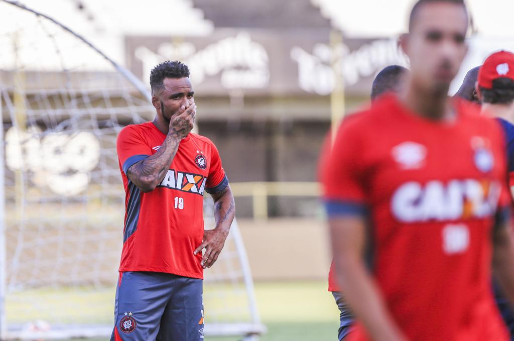 Carlos Alberto deixa o Atlético após passagem ruim. | Daniel Castellano/Gazeta do Povo