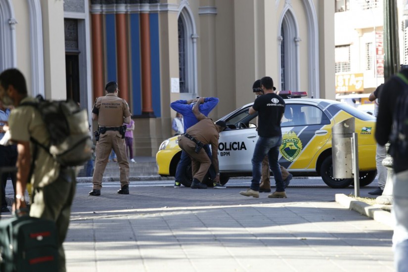 Policiais abordam suspeito no Centro de Curitiba. | Átila Alberti/Gazeta do Povo