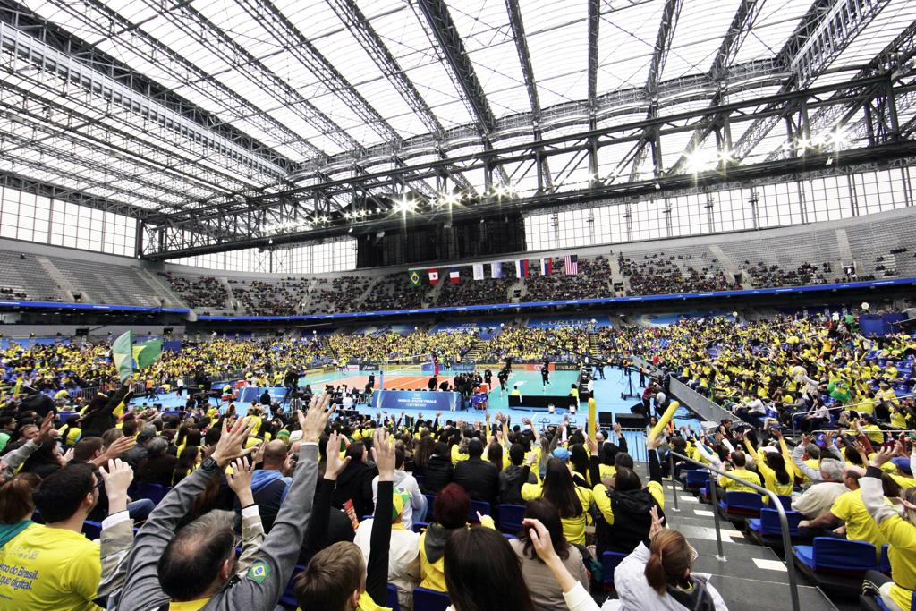 Público animado na estreia da seleção na fase final da Liga Mundial. | Albari Rosa/gazeta do povo