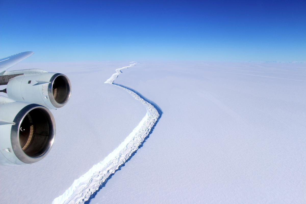 Cientistas têm acompanhado o crescimento da fenda da plataforma Larsen C há anos | JOHN SONNTAG/AFP