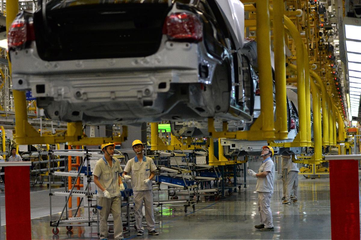 Trabalhadores da FAW-Volkswagen em Chengdu, na província de Sichuan: entre 2005 e 2015, os chineses se tornaram em média 8,7% mais produtivos | GOH CHAI HIN/AFP