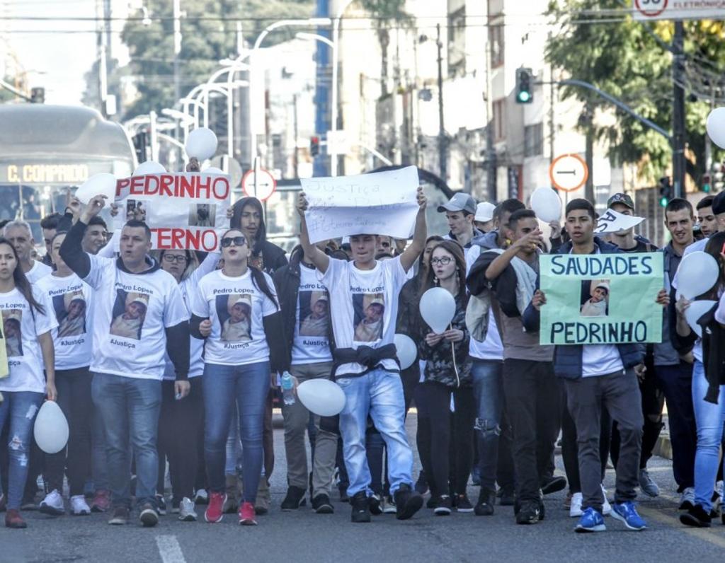 Parentes chegaram a bloquear o trânsito da Avenida Sete de Setembro. | Lineu Filho/Tribunal do Paraná