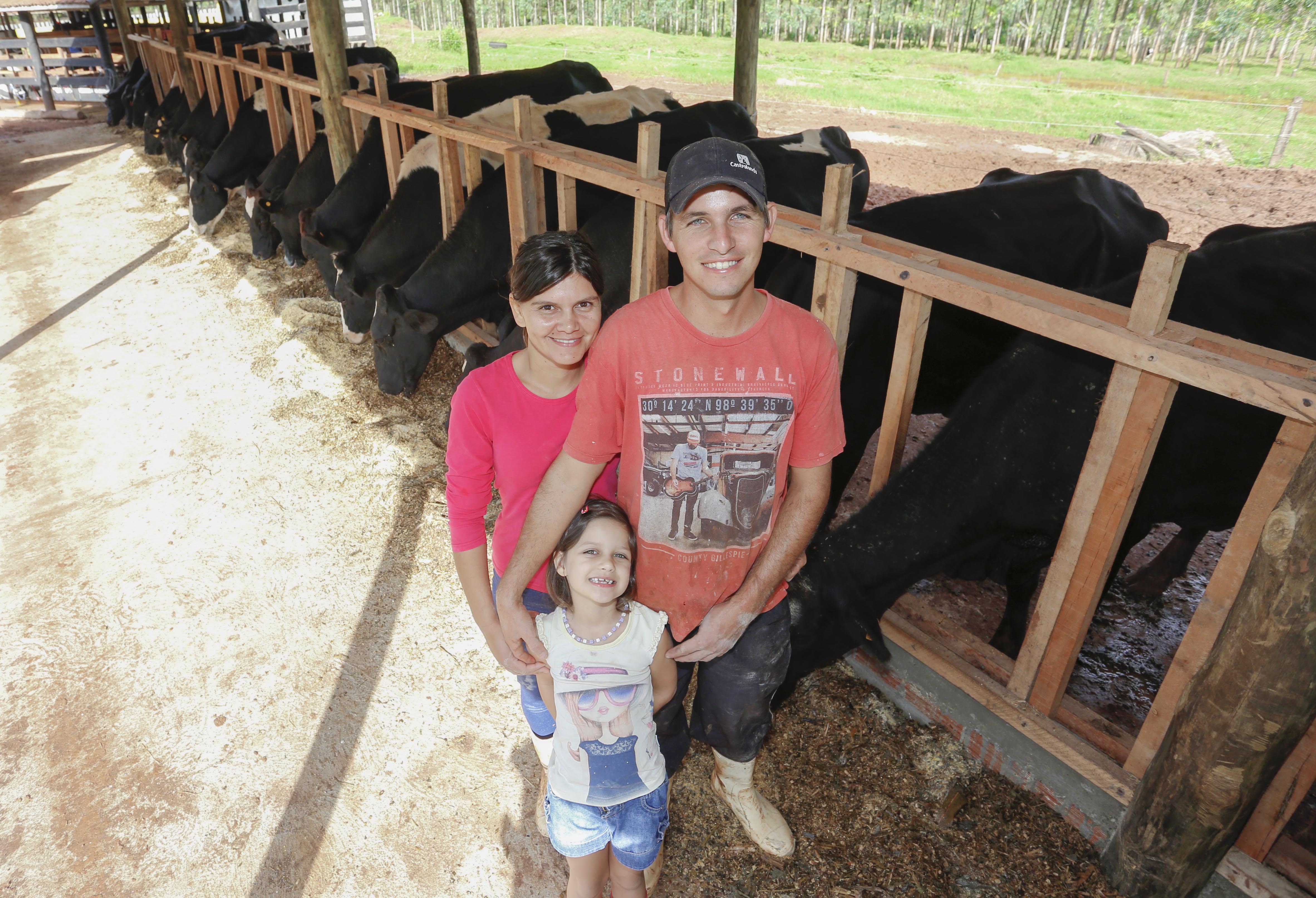Produtor de leite Marcos Antonio Gea Paulino e sua esposa Vanessa e a filha Luana, trabalhando na ordenha de suas 25 vacas. | Arnaldo Alves/ANPr