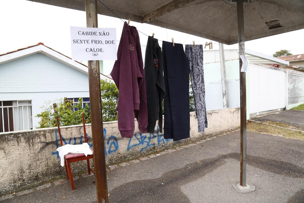 Varal da solidariedade no Uberaba: iniciativa dos alunos do Colégio São Paulo Apóstolo já ganha simpatia da vizinhança, que também quer colaborar. | Aniele Nascimento/Gazeta do Povo