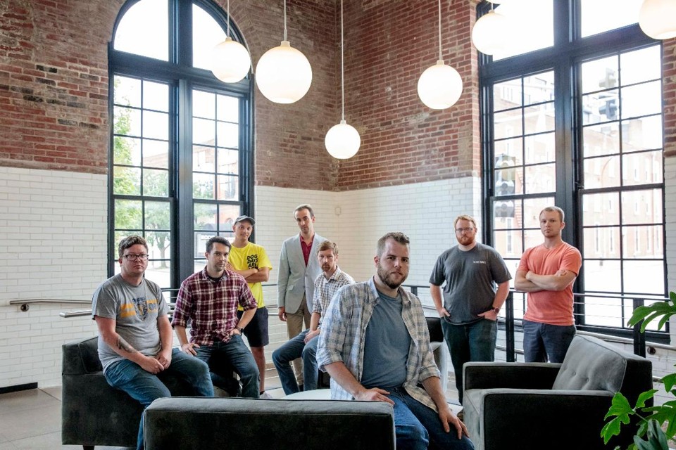 A partir da esq: Brian Pritchett, Patrick Lloyd, George Lum, Wil Thuston, Zach Hartwick, Peter Sussman, Kyle Jones e Ben Loos, em St. Louis. Sussman, um desenvolvedor, começou com US$ 800 em bitcoins e teve um retorno dez vezes maior investindo na moeda Ether. | Whitney CurtisNYT