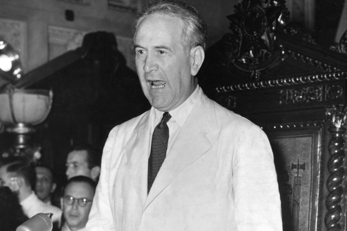 Brasil, Rio de Janeiro, RJ. 1953. O político e diplomata brasileiro Osvaldo Aranha, então ministro da Fazenda, concede entrevista coletiva no Rio de Janeiro | Estadão Conteúdo