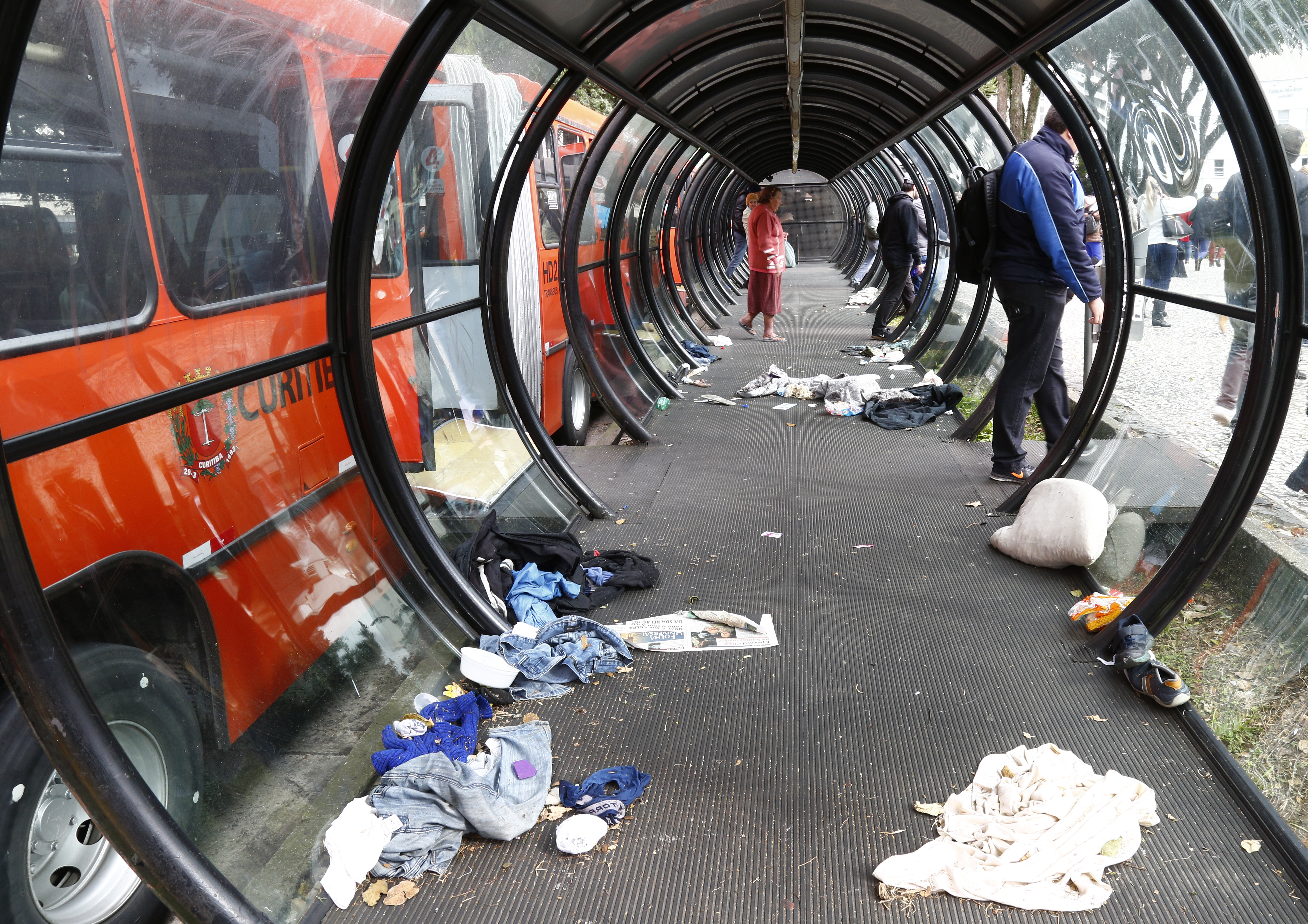 Estação-tubo da praça Rui Barbosa acumulava lixo nesta segunda-feira | Aniele Nascimento/Gazeta do Povo