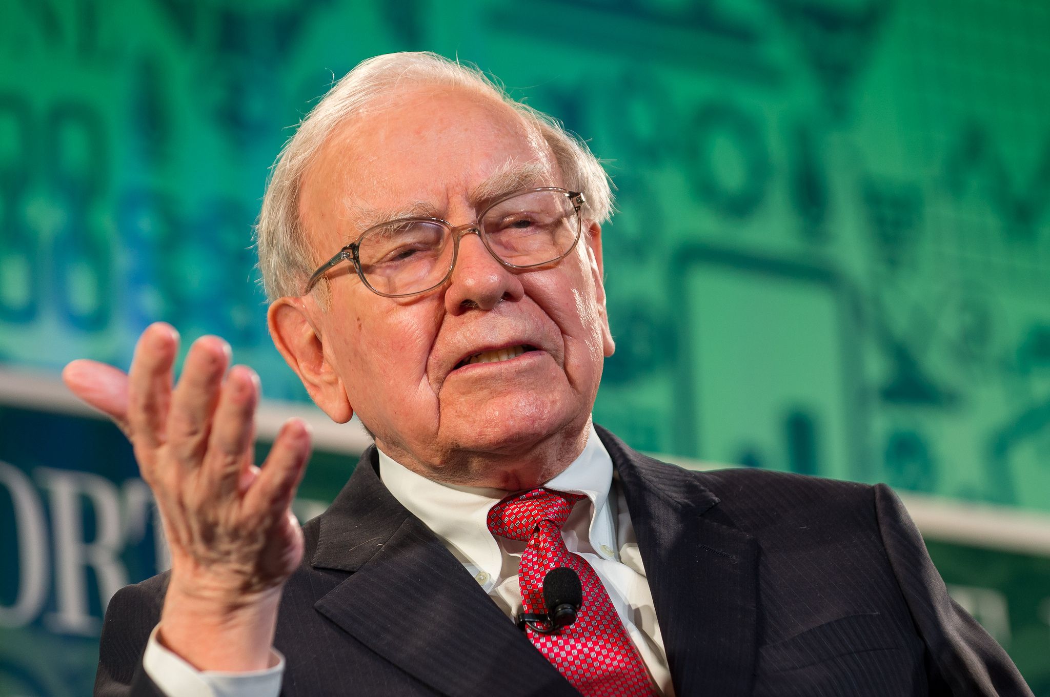 Bilionário Warren Buffett mantém hábitos bastante simples, apesar de seu patrimônio chegar a cerca de US$ 77.1 bilhões. | Stuart Isett/Fortune Most Powerful Women/Flickr