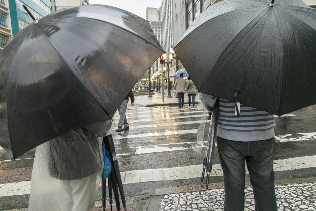 Pode se preparar parar encontrar vendedores de guarda-chuva pelas ruas do Centro | Marcelo Andrade/Gazeta do Povo
