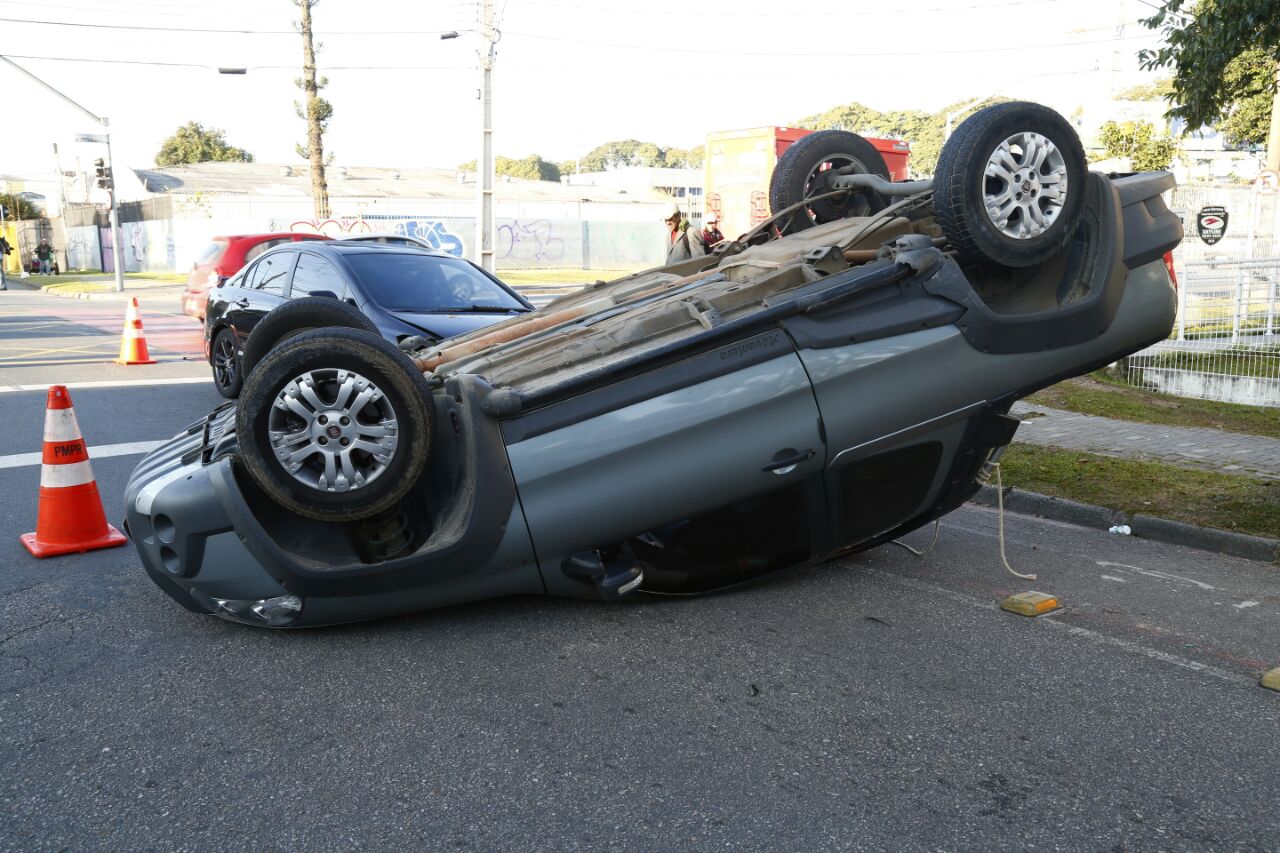 Acidente envolveu Fiat Strada nas proximidades da PUC-PR | Aniele Nascimento/Gazeta do Povo