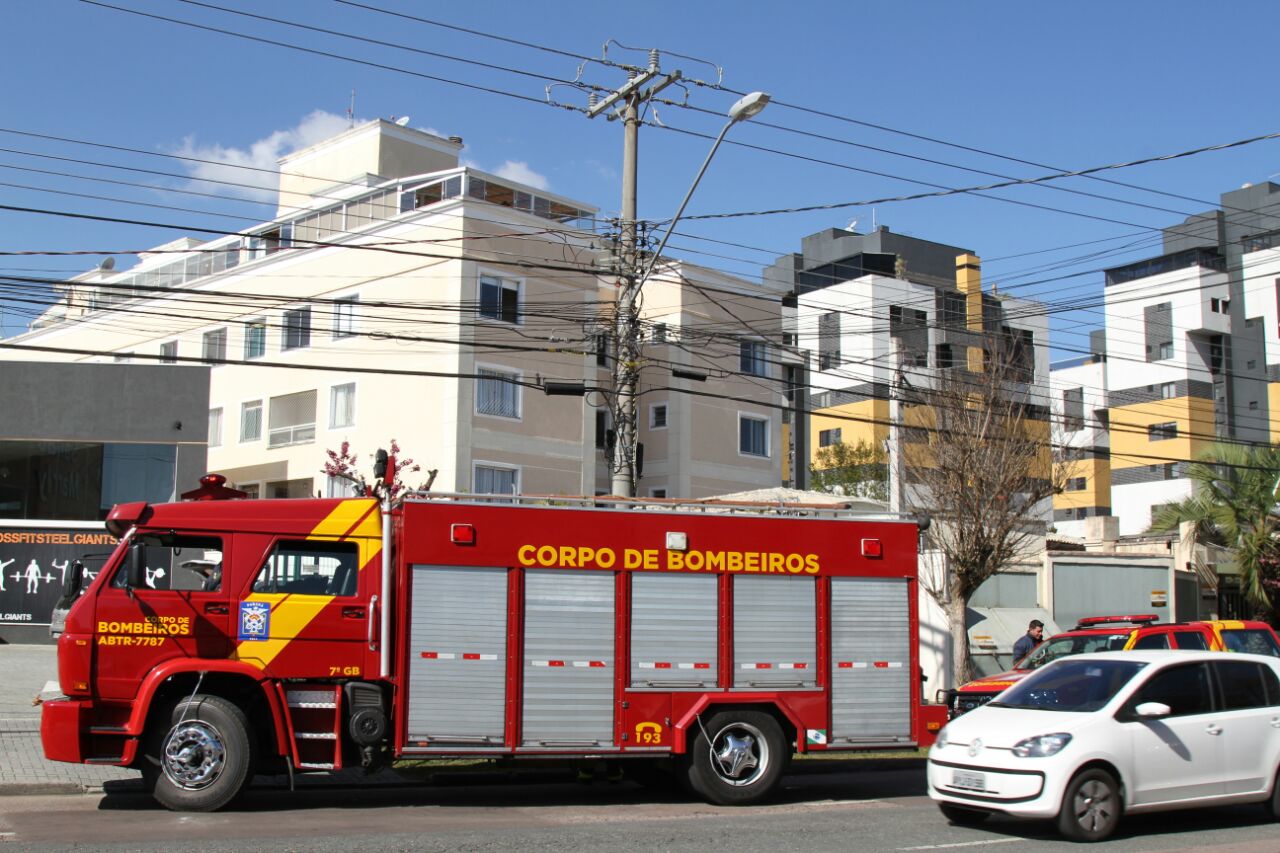 Bombeiros foram acionados após vizinho souvirem uma explosão. | Gerson Klaina/Tribuna do Paraná