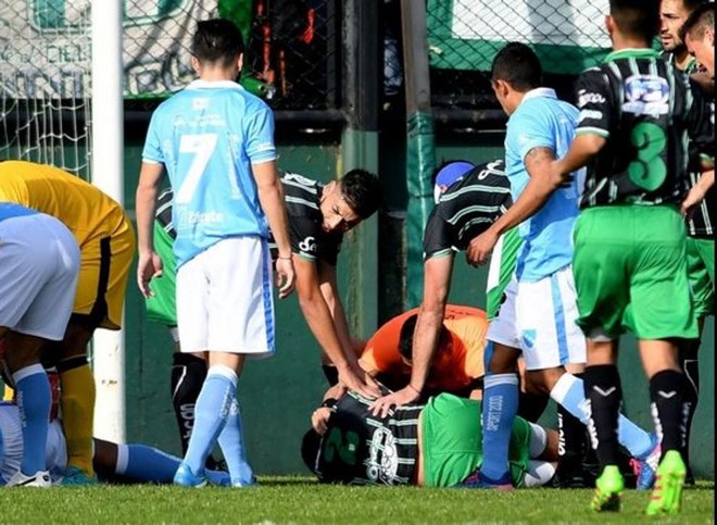 Árbitro Yael Falcón Perez trabalha como salva-vidas e socorreu o jogador do San Miguel e campo. | Telám/