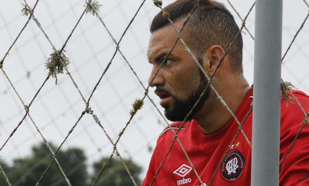 Empresários do jogador não comentam qual o destino de Weverton. | Pedro Serapio/Gazeta do Povo