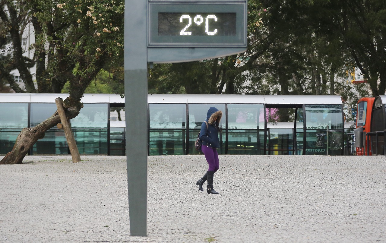 Termômetro marca 2°C na Praça Rui Barbosa nesta terça-feira. | Marcelo Andrade/Gazeta do Povo
