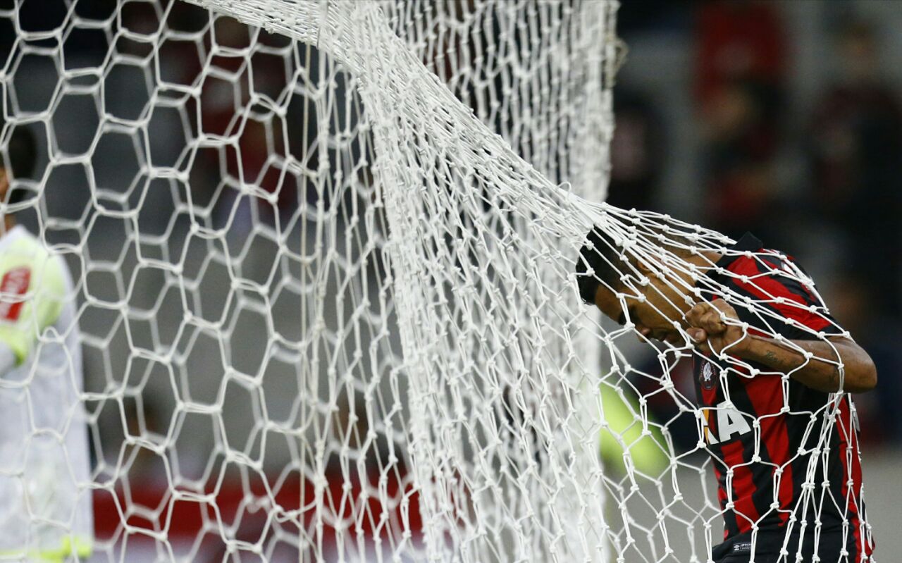 Ederson lamenta oportunidade perdida. Furacão pouco criou. | Jonathan Campos/Gazeta do Povo